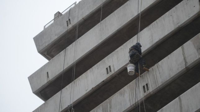 el cambio de cara para un icono de la ciudad: se empezo a pintar el edificio de 7 y 50