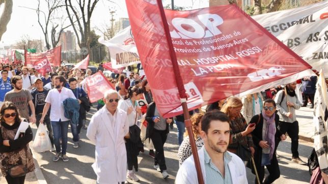 medicos y cooperativistas marchan este jueves en la plata por los salarios y la crisis