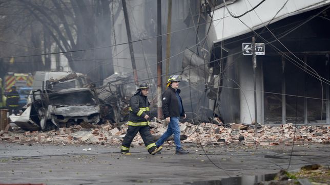 analizan realizar un derrumbe controlado del deposito de electrodomesticos incendiado