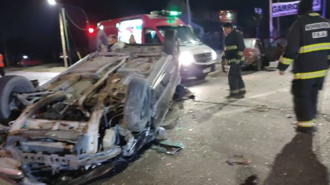 terrible choque y vuelco entre dos autos en la plata: hubo heridos y hospitalizados