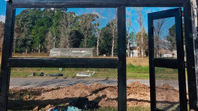 delincuentes robaron en los hornos el porton de un club de barrio y piden ayuda para recuperarlo