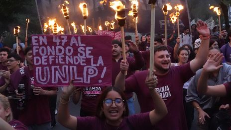 Con una masiva marcha de antorchas, la comunidad de la UNLP volvió a reclamar más presupuesto