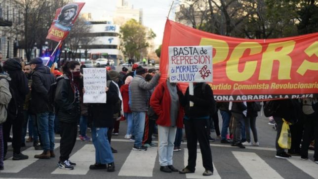manifestantes de izquierda cotaron 7 y 50 para solidarizarse con el pueblo jujeno