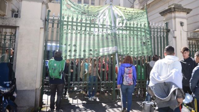 tension en el ministerio de economia: trabajadores de arba protestan y amenazan con tomarlo