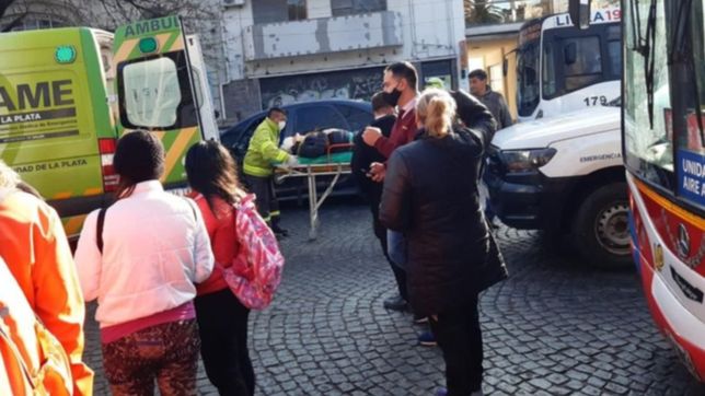 accidente y milagro en plaza italia: un micro atropello a una mujer y termino internada
