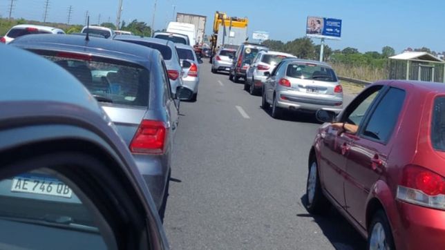 fuerte choque y demoras en la autopista la plata-buenos aires