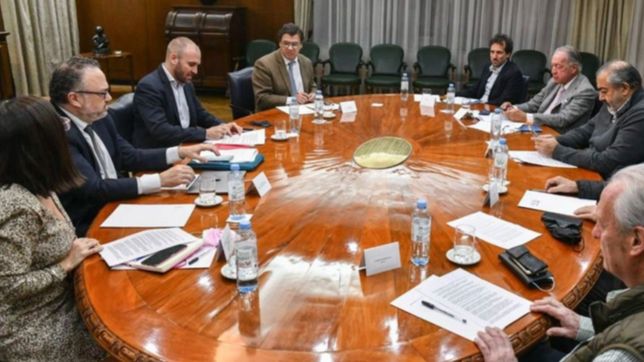 con un bono para privados en discusion, el gobierno convoca a sindicalistas y empresarios