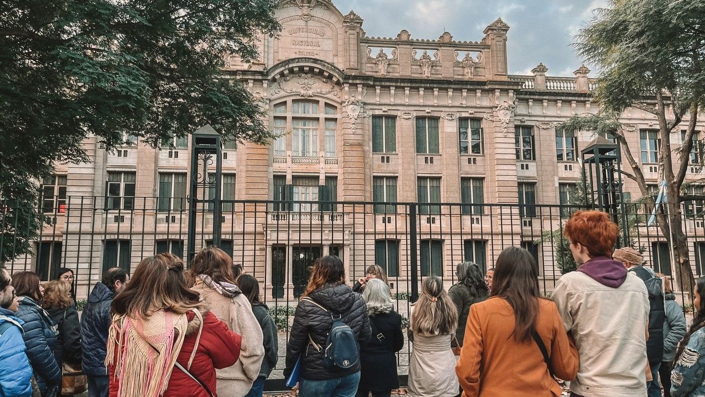 El Colegio Nacional, establecimiento al que concurrió René Favaloro, estará incluido en el circuito que recorre lugares emblemáticos de La Plata El Colegio Nacional, establecimiento al que concurrió René Favaloro, estará incluido en el circuito que recorre lugares emblemáticos de La Plata