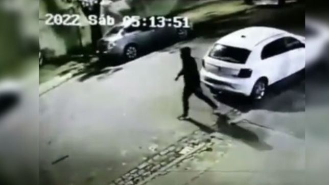 video: delincuentes robaron las ruedas de tres autos en pleno centro de la plata