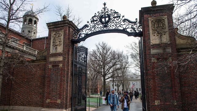 es de la plata, represento al pais en la nasa y ahora fue admitido en harvard con una beca completa