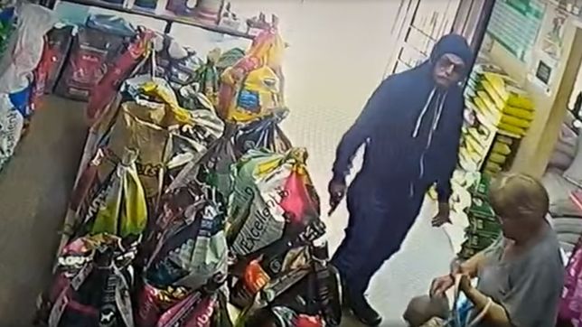 terror en un comercio de city bell: maltrato a una abuela y escapo con la recaudacion