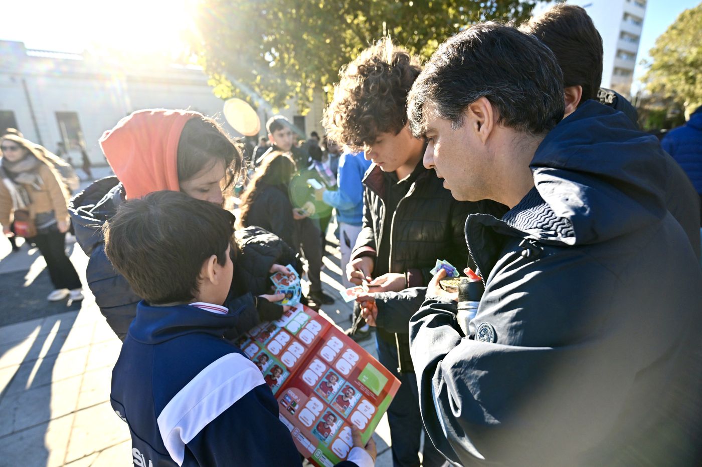 Intercambio de figuritas en Plaza Malvinas - Álbum del Mundial 2026 (4)