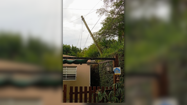 un poste amenaza con caer sobre una casa de la plata y los vecinos estan preocupados