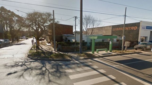 barrio hipodromo: esperaba el micro y un vecino con un destornillador lo apunalo para robarle