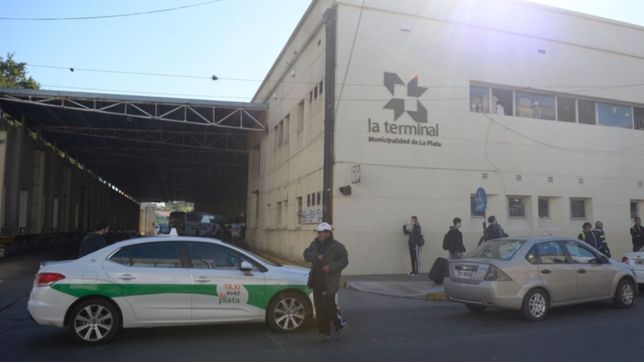 le quisieron robar a metros de la terminal, se resistio y lo desmayaron a golpes