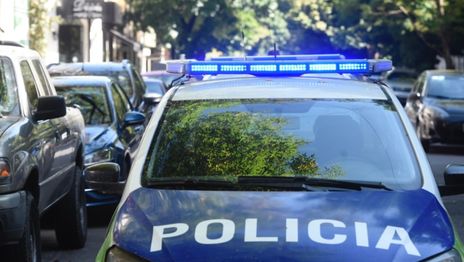 Gatillaron dos veces a la empleada de un comercio y se salvó