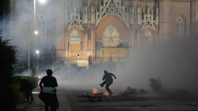 encuentro feminista: un grupo de mujeres marcho a la catedral y la policia las reprimio