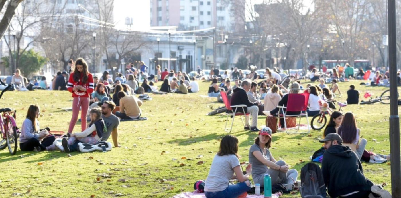 Gente con barbijos plaza Malvinas