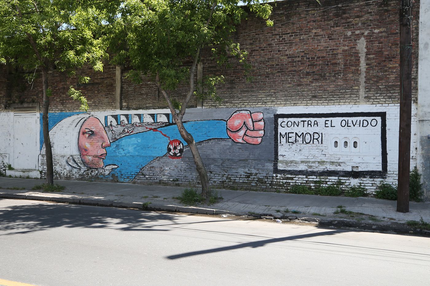 Una pintada recuerda el hecho en una pared cercana al estadio