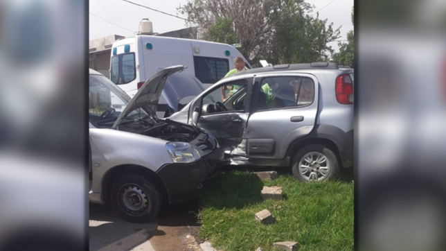 impactante accidente en berisso: una persona quedo atrapada y tuvo que ser rescatada