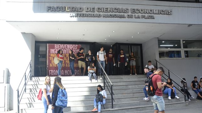 la facultad de ciencias economicas recordara a 51 trabajadores y estudiantes desaparecidos por la dictadura