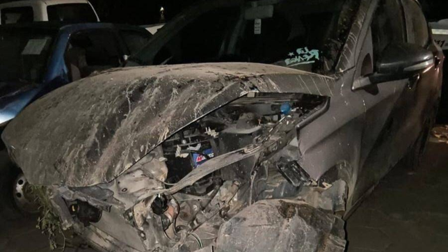 una persecucion policial en la plata termino con un auto robado en un zanjon y dos detenidos