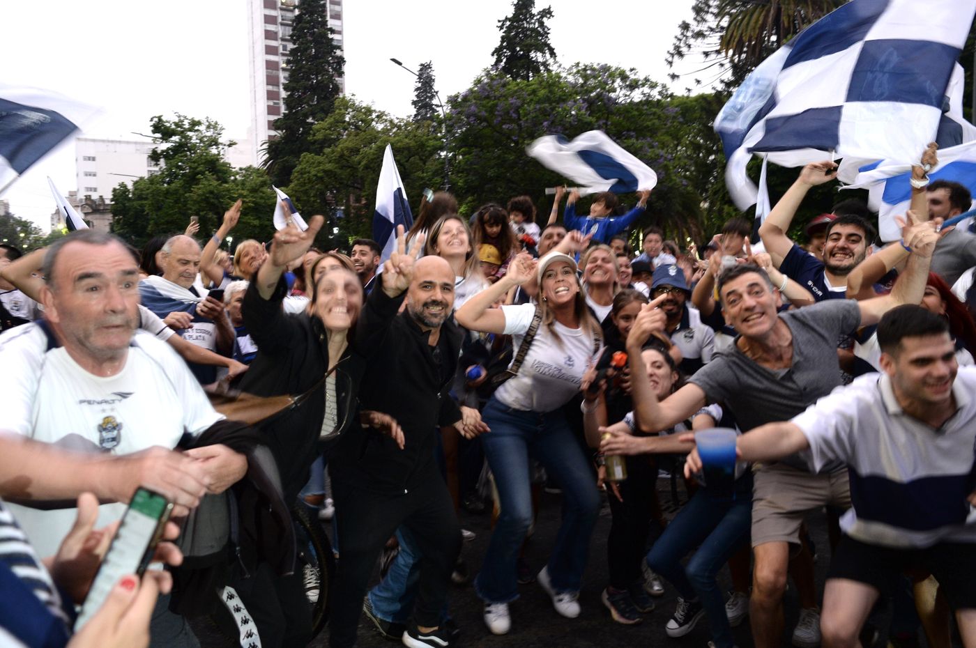 Festejos de Gimnasia en 7 y 50 por la permanencia (3).jpg