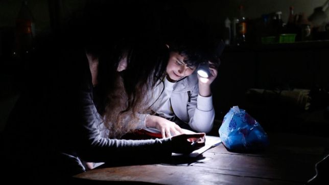 vecinos de villa castells se quejan por un corte de luz en varias manzanas