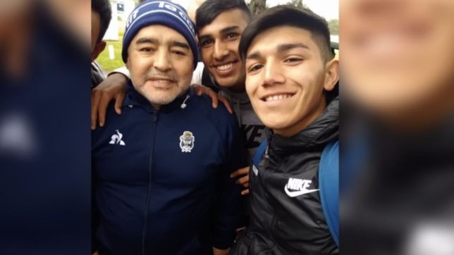 gimnasia: pelota en los pies y silbato en la boca, primeras fotos de maradona en estancia chica
