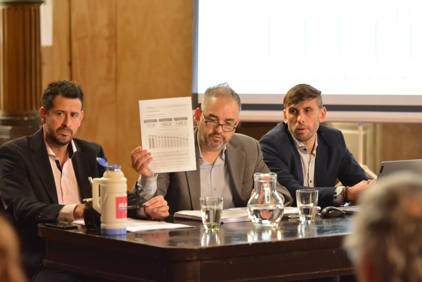 El secretario de Finanzas del municipio, Marcelo Giampaoli (centro), presentó el proyecto junto al presidente del Concejo, Marcelo Galland (izquierda).