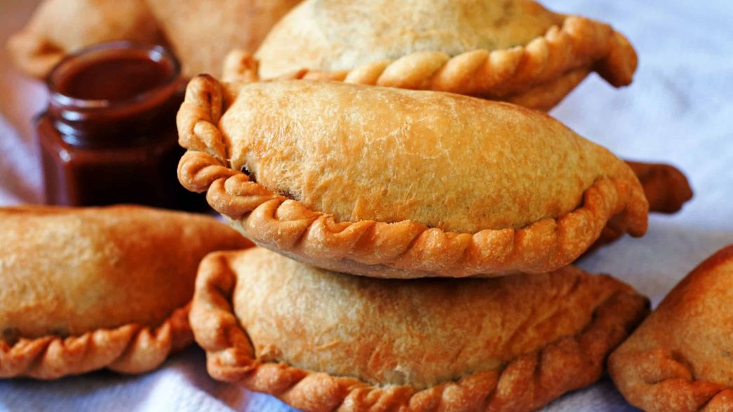 Una casa de empanadas denunció que otra cadena usa su nombre y confunde a los clientes
