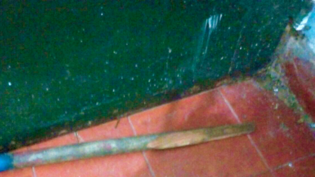 con esta faca de madera atacaron los encapuchados en la escuela de la plata