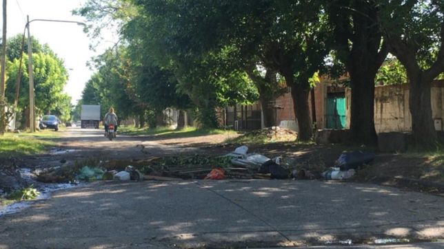 en los hornos hay un pozo tan grande que los vecinos lo rellenaron con ramas y basura