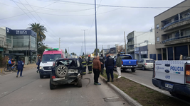 tension en plena avenida 44 por un triple choque que dejo una mujer herida