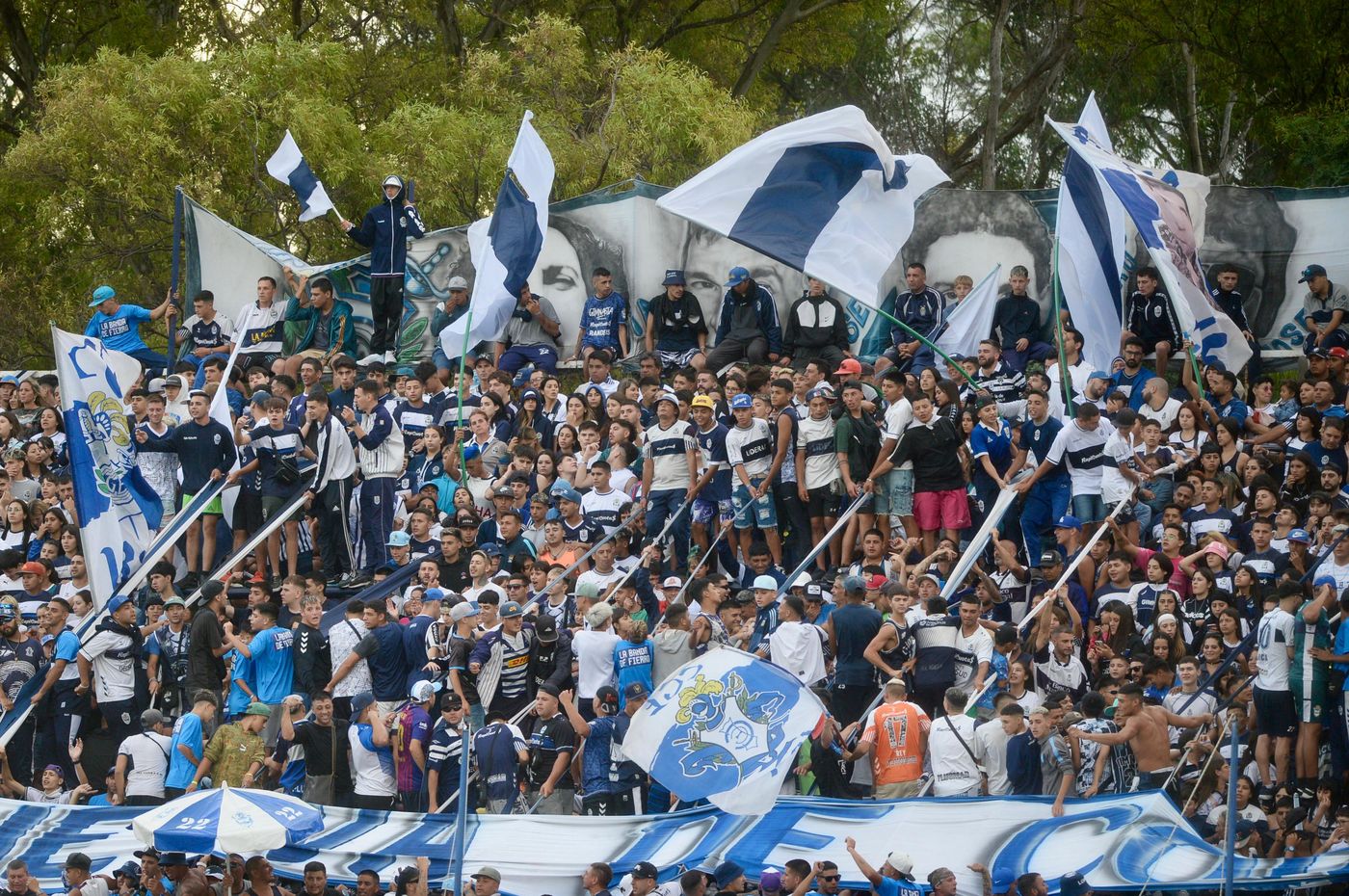Hinchada Gimnasia Bosque.jpeg