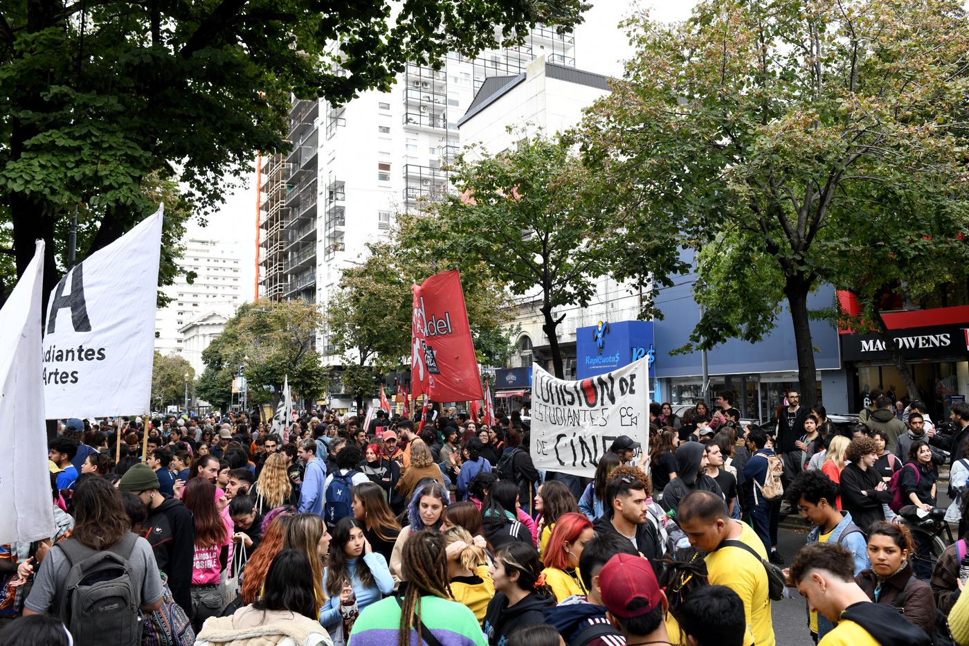 UNLP Rectorado protesta marcha educacon -0007 (2).JPG