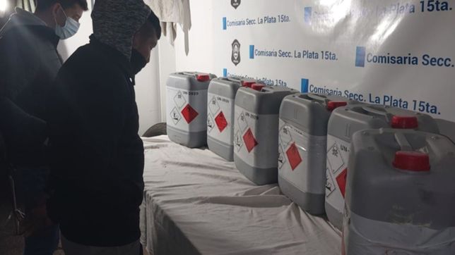 atraparon a dos hombres vendiendo peligrosos agroquimicos adulterados en la plata