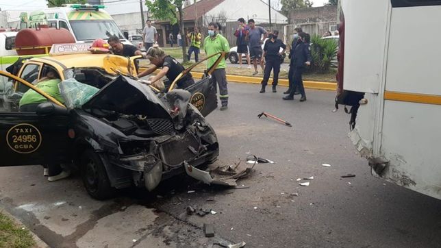 un taxista choco contra un micro en la plata y tuvo que ser rescatado entre los hierros