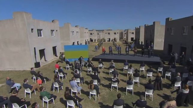 alberto fernandez y cristina kirchner encabezan un acto en la region