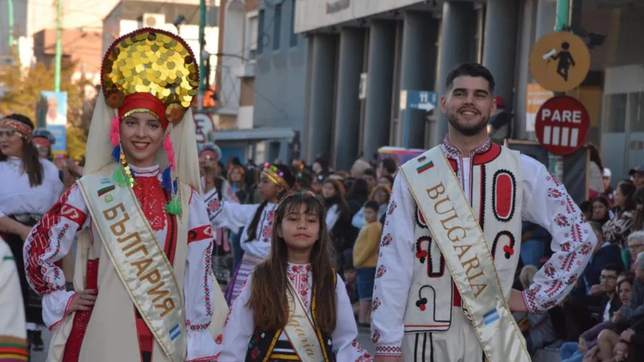 las colectividades desfilan por berisso en el cierre de la fiesta provincial del inmigrante