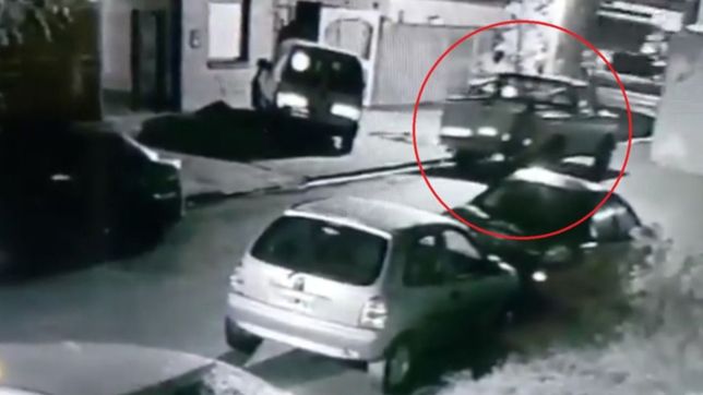 video: se robaron una camioneta frente a una casa de la plata empujandola