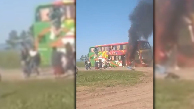 video: se incendio un colectivo y los pasajeros saltaron para huir de las llamas