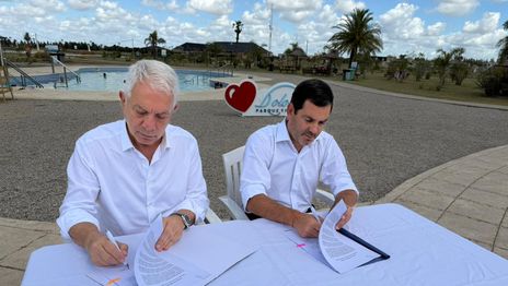 La Plata y Dolores firmaron convenios para impulsar viajes y propuestas educativas La Plata y Dolores firmaron convenios para impulsar viajes y propuestas educativas