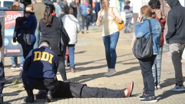 una jubilada sufrio una arritmia mientras intentaba cobrar en un banco de la plata