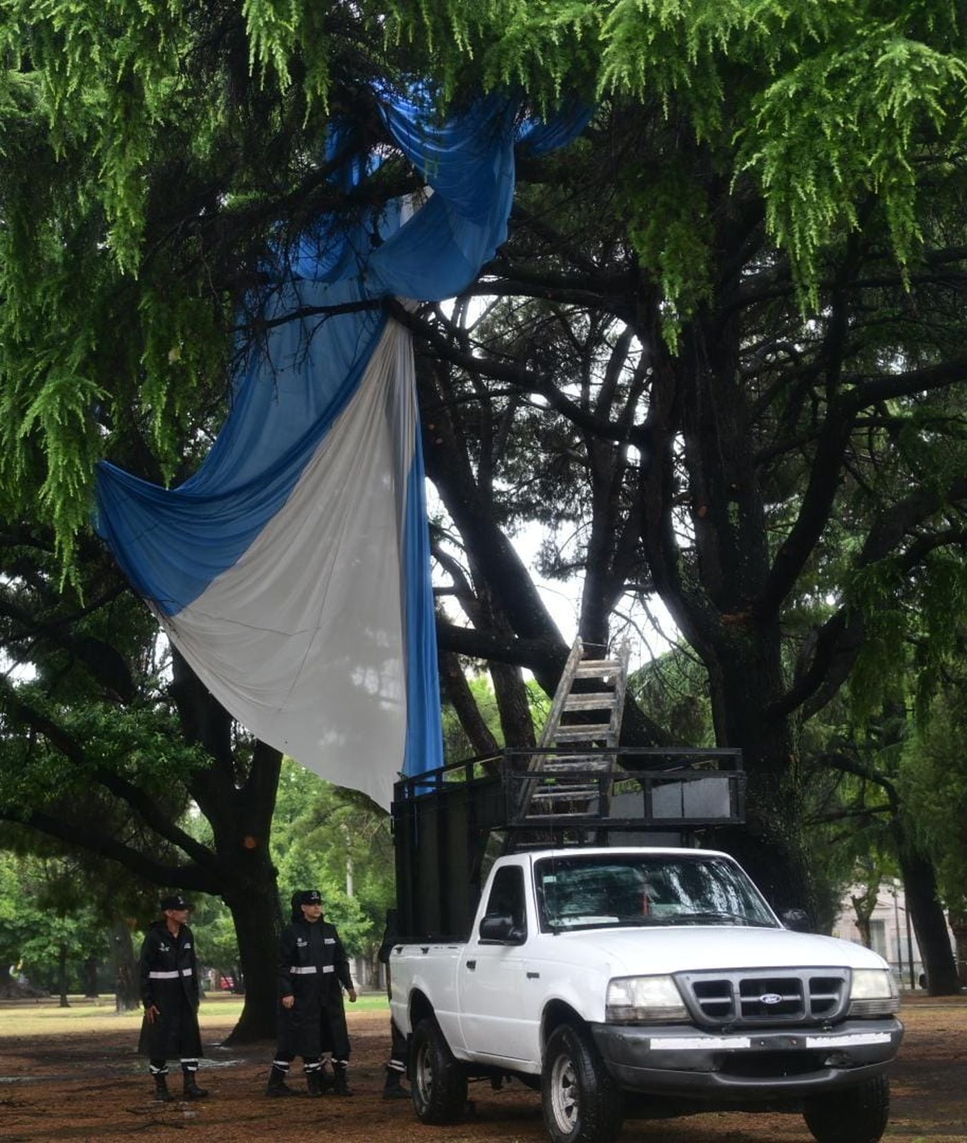As&iacute; qued&oacute; la bandera argentina que estaba izada en Plaza Moreno
