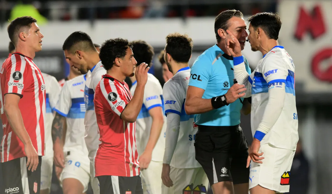 Fernando Zampedri discutiendo con el &aacute;rbitro tras ser amonestado.