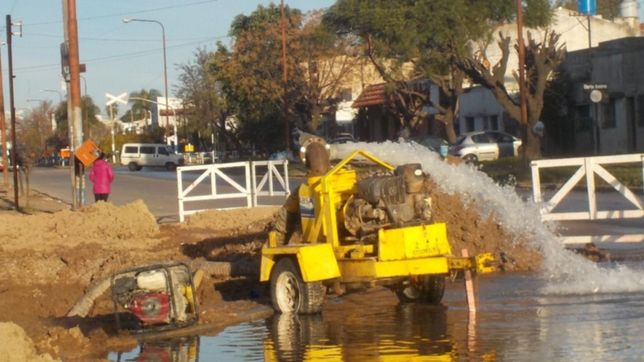 cuatro barrios de la ciudad se quedaron sin agua por la rotura de un cano de absa