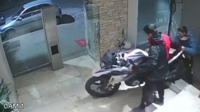 video: se metieron en un edificio y se llevaron una moto importada que vale millones