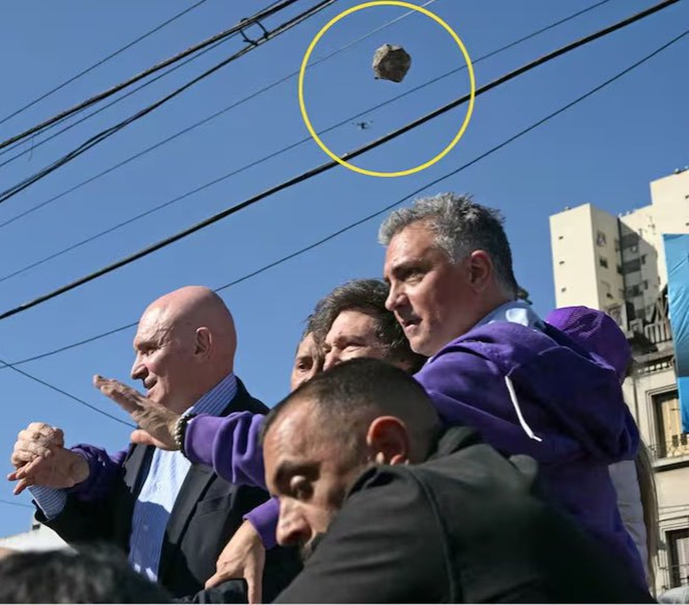 Arrojaron piedras a Javier Milei durante su caravana en Lomas de Zamora y la comitiva libertaria se retiró en medio de los incidentes