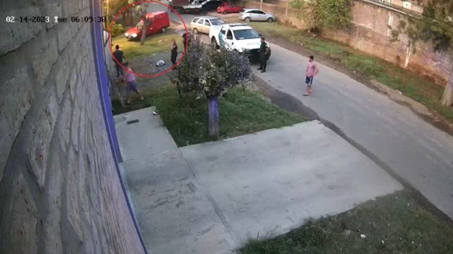 video: roban una camioneta en la plata, pasan delante de la policia y huyen como si nada